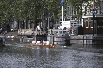 858090 Afbeelding van een kano in de Weerdsluis te Utrecht.